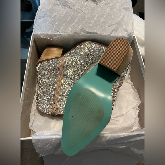 NWOT! Betsy Johnson Silver Glitter Ankle Boots Women’s Size 7! - Picture 7 of 7